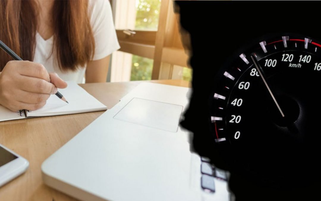 Eine Frau am Schreibtisch und ein Tachometer. Wie lernt man am schnellsten und kommt sicher nach Hause?