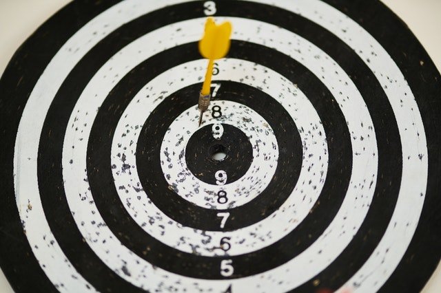 Eine Zielscheibe mit Dartpfeil als Symbolbild für das Ziele setzen im Studium.