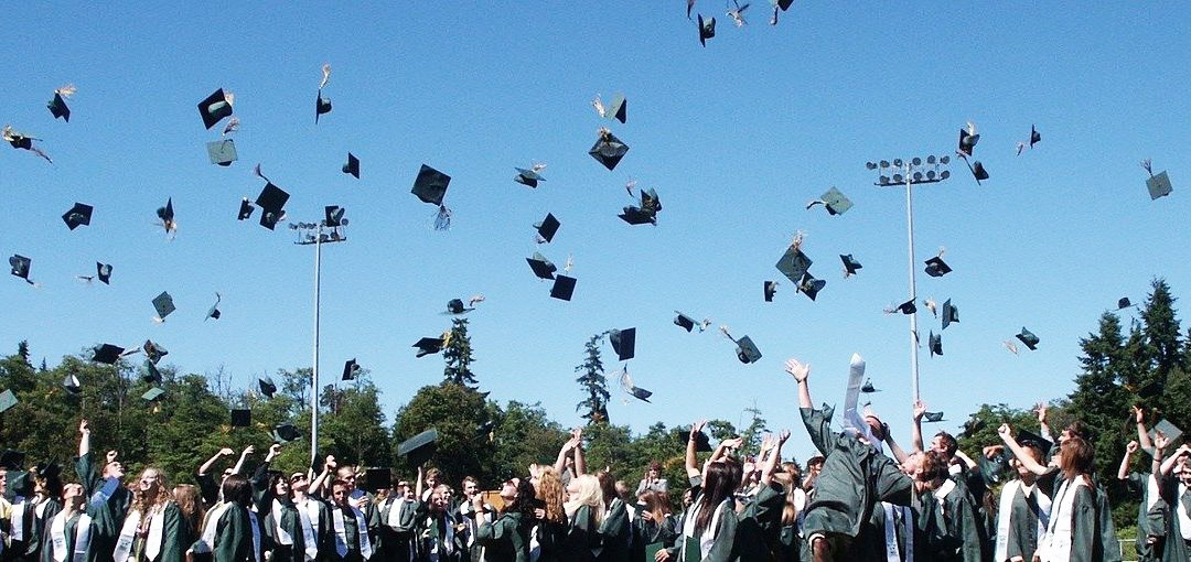 Ein Abschlussjahrgang wirft Absolventenkappen in die Luft. Sprüche und Glückwünsche zum Abitur gibt es auf dieser Seite.
